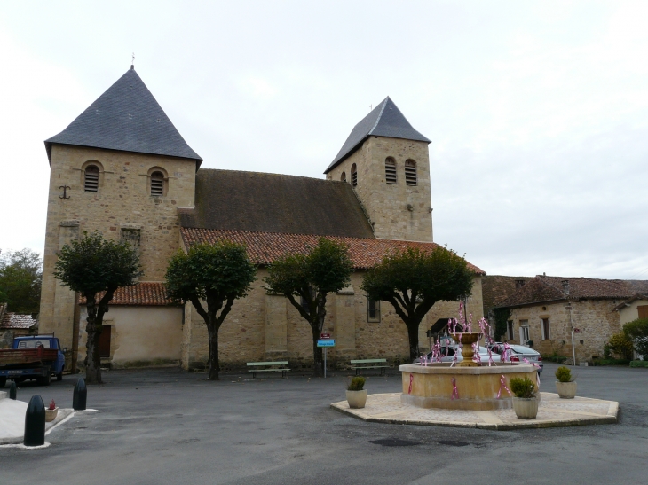 La place centrale  Crédit : André Pommiès - Nantheuil