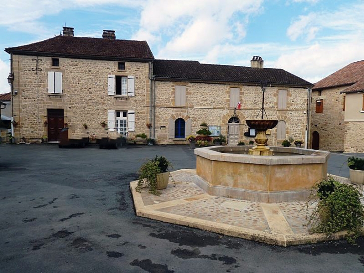 La fontaine devant la mairie - Nantheuil