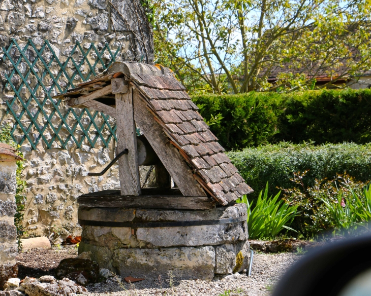 Un puits du village. - Naussannes