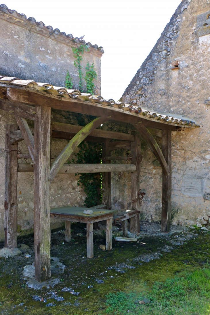 Ancien métier à ferrer les boeufs. - Naussannes