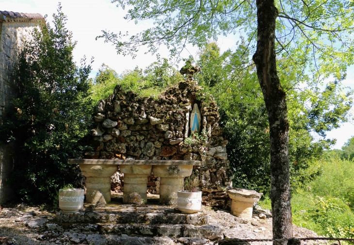 Oratoir Notre-Dame de Lourdes construit au coté sud de l'église en 1958 en réutilisant les piles d'un pigeonnier. - Naussannes