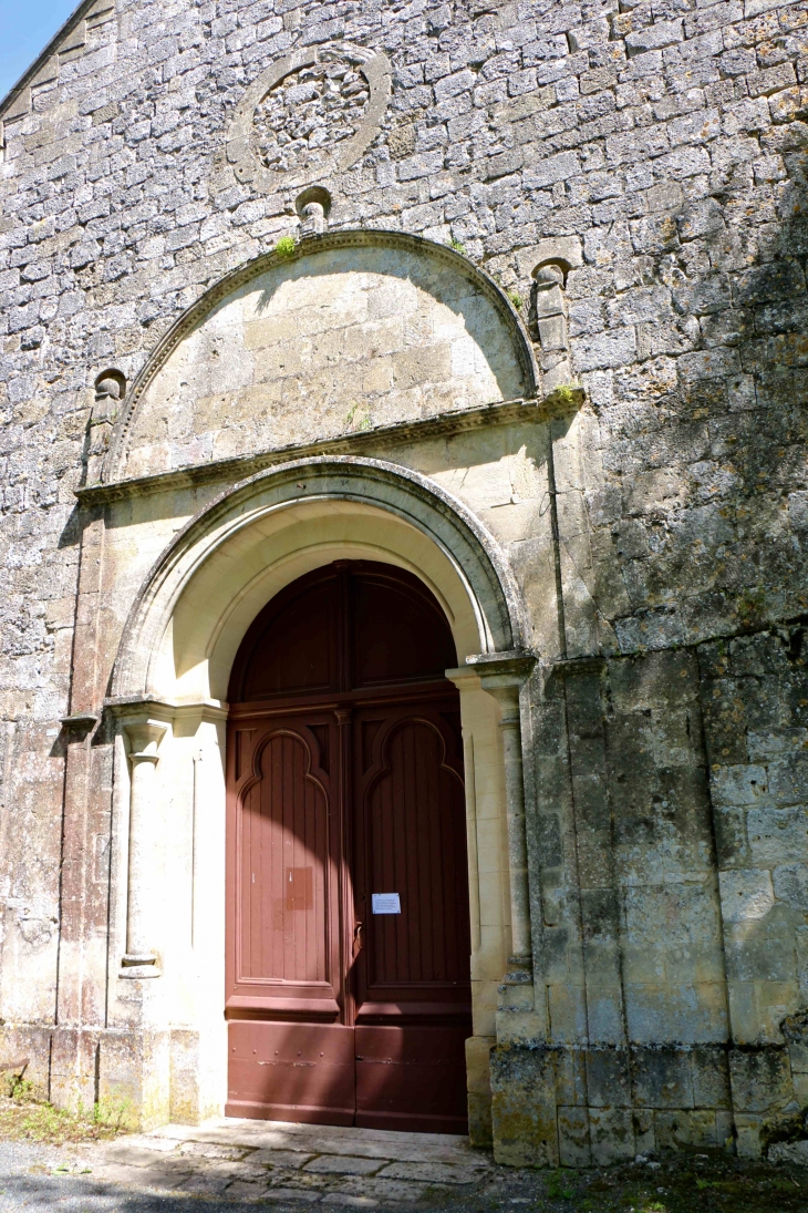 Portail du XVIIIe siècle de l'église Saint Jean Baptiste. - Naussannes