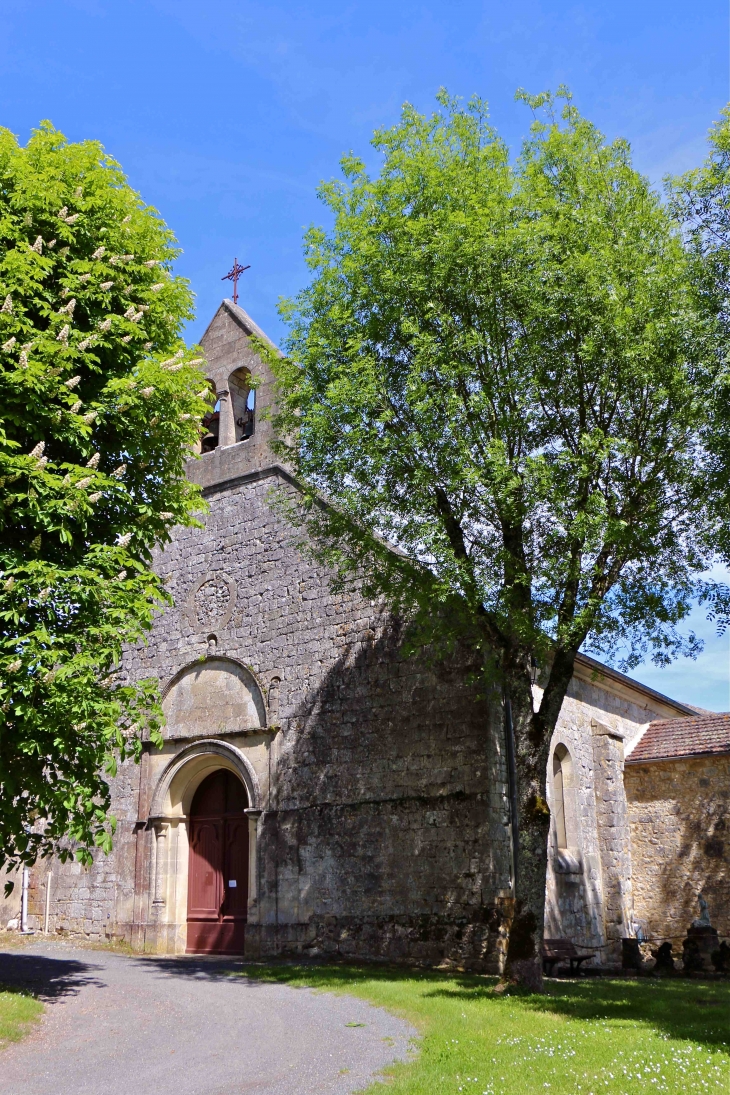 L'église Saint Jean Baptiste construite à la fin du XIIe siècle ou au début du XIIIe siècle, la chapelle d'une ancienne commanderie des Hospitaliers de saint Jean de Jérusalem est devenue l'église du village à la Révolution. - Naussannes