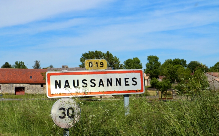 Autrefois : Naussanes en 1286. Nauxanes en 1773. Au XIIIe siècle, la paroisse de Naussannes possédait sur son territoire une maison hospitalière de l'ordre de Saint Jean de Jérusalhem.