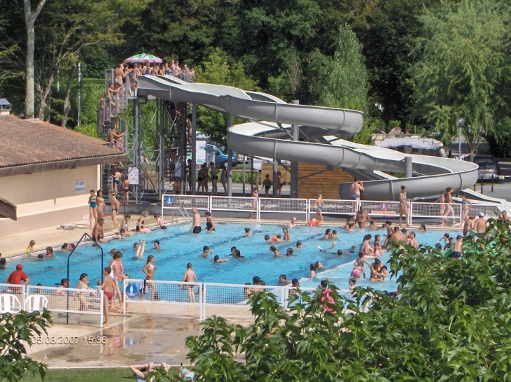 Piscine et toboggans aquatiques - Neuvic