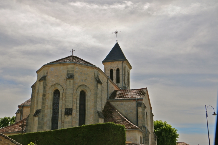 Le chevet de l'église Sainte Quiterie de Nojals. - Nojals-et-Clotte