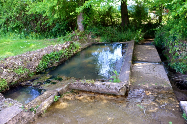 Le-lavoir-de-nojals-pres-du-cours-d-eau-la-bournegue - Nojals-et-Clotte