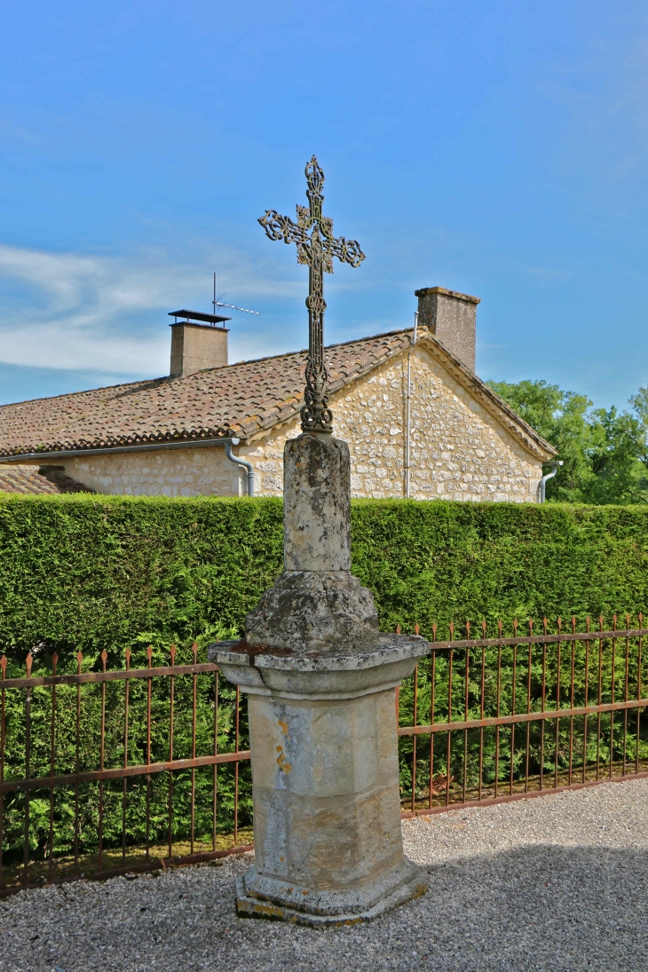 A Nojals, la croix du cimetière. - Nojals-et-Clotte