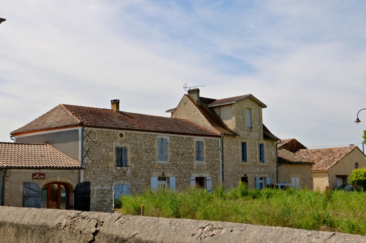 Dans le village de Nojals. - Nojals-et-Clotte