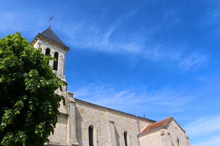 Façade sud de l'église Sainte Quiterie de Nojals. - Nojals-et-Clotte