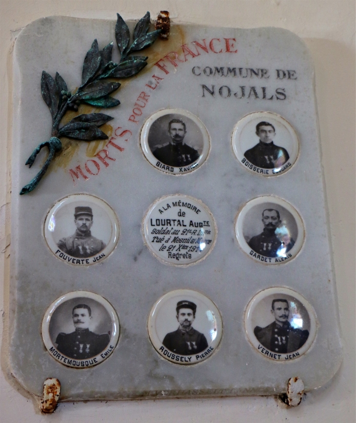 Dans l'église sainte Quiterie de Nojals. - Nojals-et-Clotte