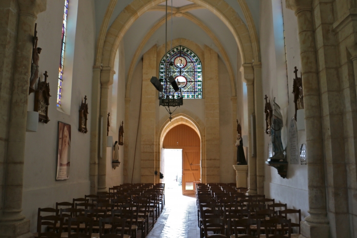 Eglise Sainte Quiterie de Nojals : la nef vers le portail. - Nojals-et-Clotte