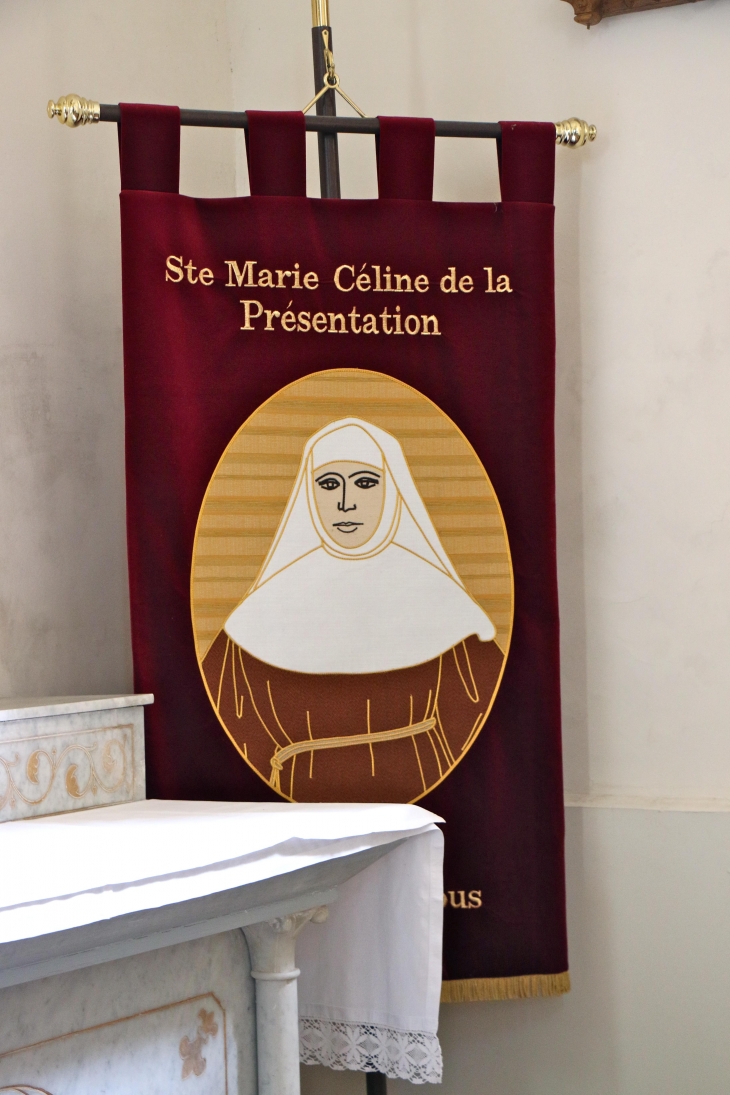 Dans l'église Sainte Quiterie de Nojals : bannière en sa mémoire. - Nojals-et-Clotte