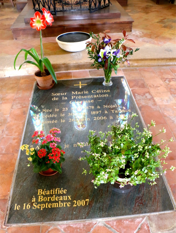 Dans l'église Sainte Quiterie de Nojal : le tombeau de Sainte Marie Céline de la Présentation. - Nojals-et-Clotte