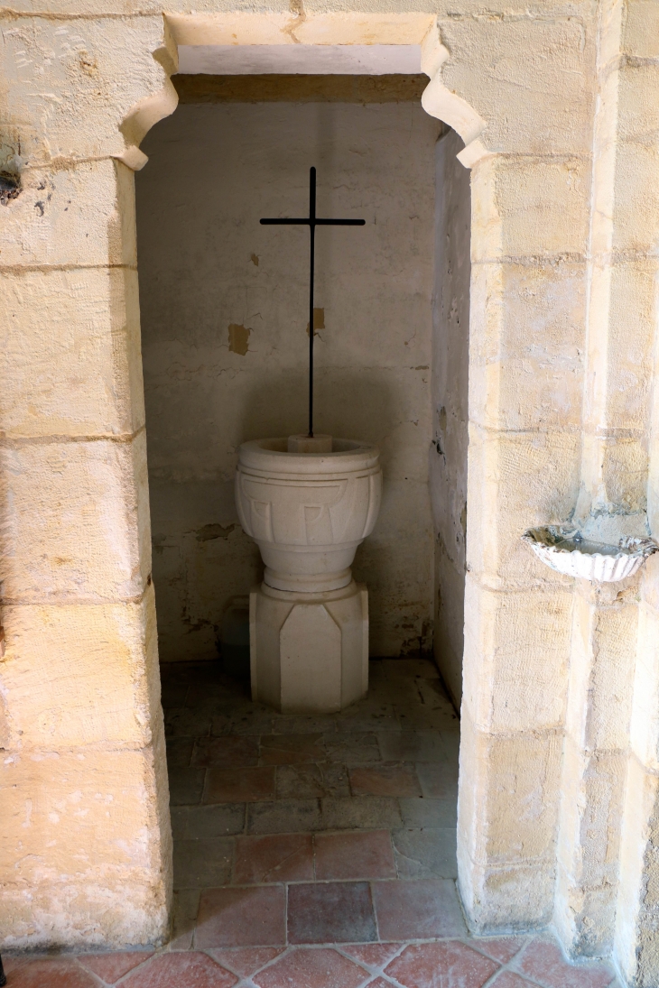 Eglise Sainte Quiterie de Nojals : les fonts baptismaux. - Nojals-et-Clotte