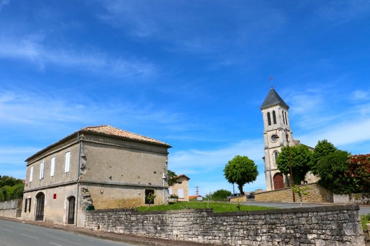 Vue sur la maison natale de Soeur Marie Céline et l'église Sainte Quiterie de Nojals. - Nojals-et-Clotte