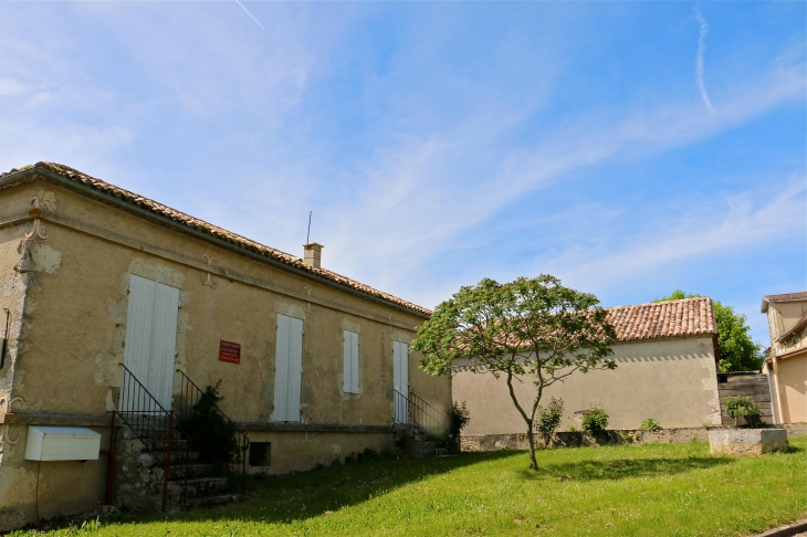 Maison natale de Soeur Marie Céline de la Présentation face à l'église Sainte Quiterie de Nojals. - Nojals-et-Clotte