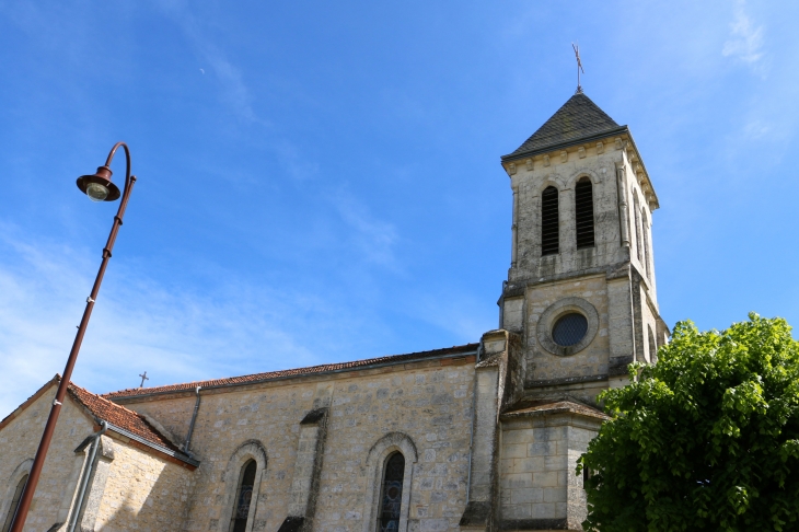 Façade nord de l'église Sainte Quiterie de Nojals. - Nojals-et-Clotte