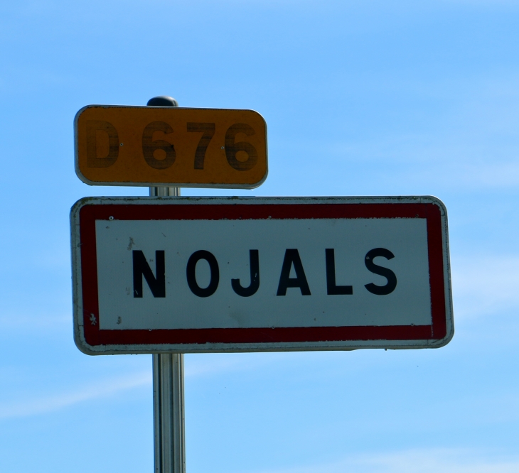 Autrefois : en 1825, les communes de Nojals et de Clotte sont réunies en une seule commune qui prit le nom de Nojal-et-Clotte. - Nojals-et-Clotte