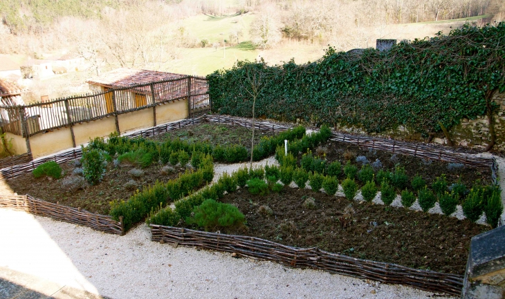 Le jardin médiéval de la Mairie, en cours, nous sommes en mars. - Orliac