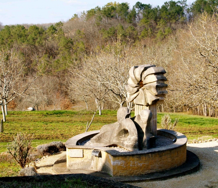 Une fontaine, oeuvre du sculteur italien Giovanni Carosi. - Orliac