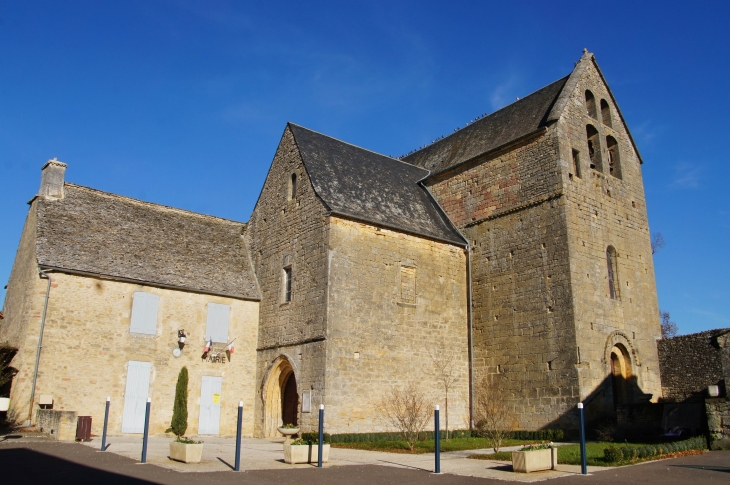 La Mairie et l'église Saint Pierre ès Liens. - Paulin