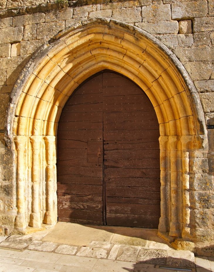 Portail de la façade occidentale de l'église Saint Pierre ès Liens. - Paulin