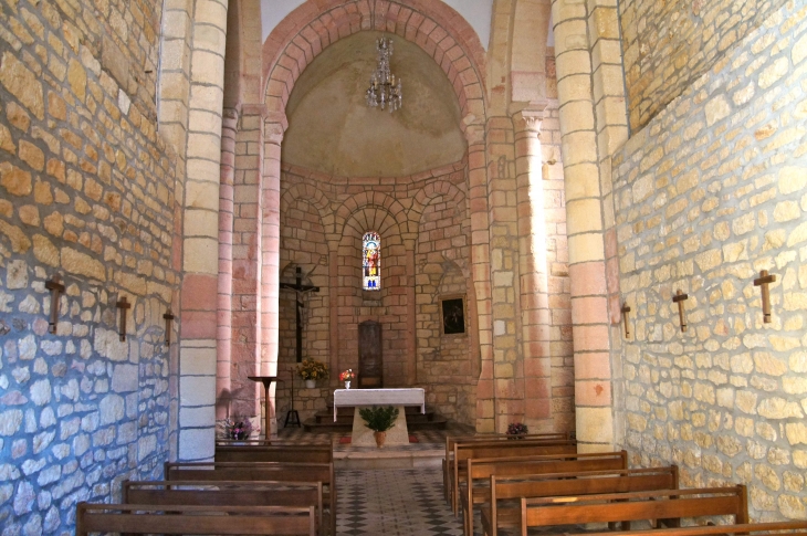 La nef vers le choeur : église Saint Pierre ès Liens. - Paulin