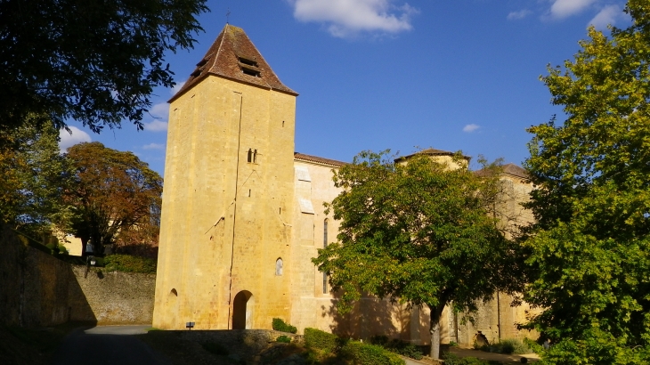 Le clocher-porche-donjon roman à baies géminées 13ème de l'abbatiale St Martial (MH). - Paunat