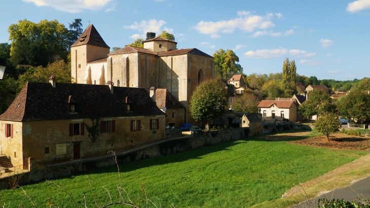 L'abbatiale St Martial 12ème (MH) et l'ancien presbytère abritant aujourd'hui un restaurant et un multiple rural. - Paunat