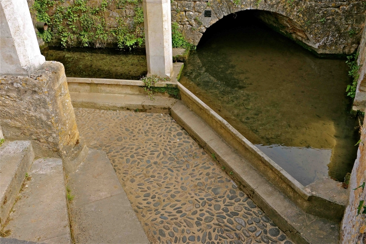 Le lavoir enjambant le Paunat.