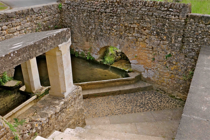 Le lavoir enjambant le Paunat.