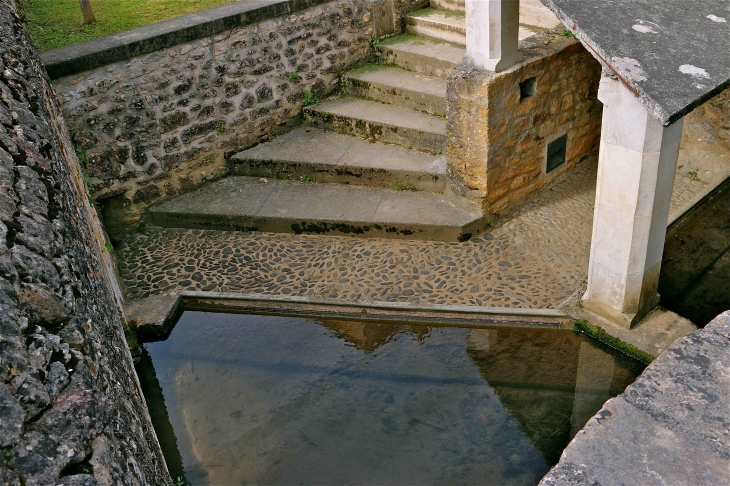 Le lavoir enjambant le Paunat.