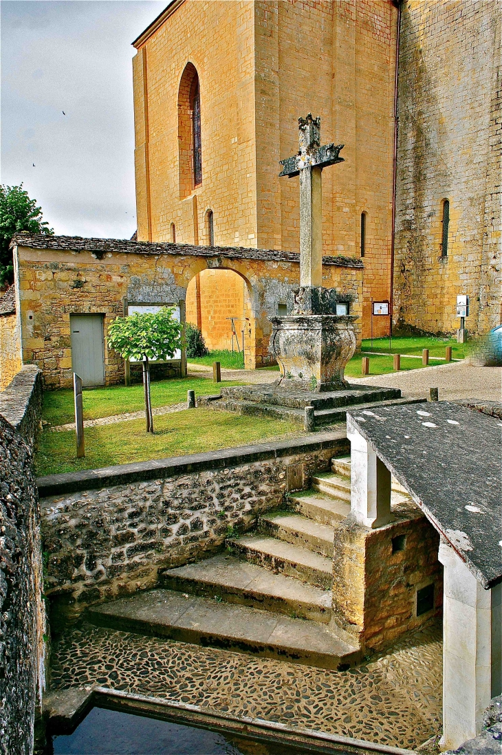 Le lavoir enjambant le Paunat.