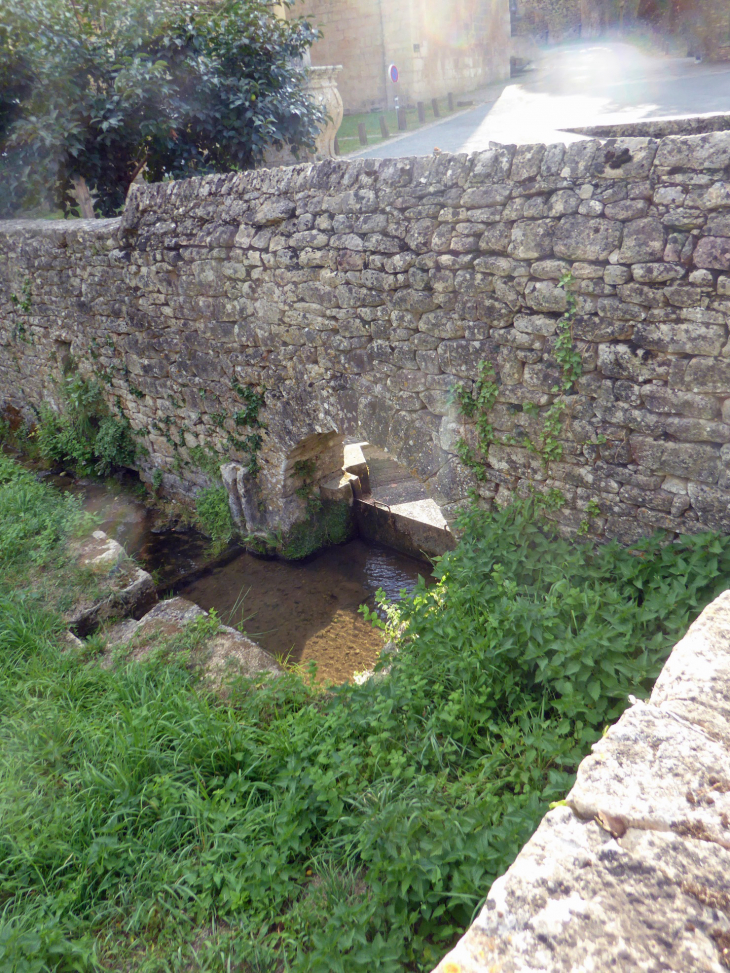 Fontaine derrière l'église - Paunat