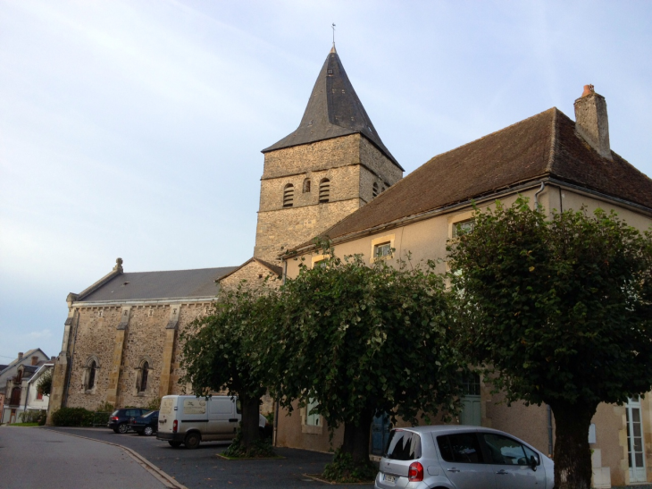 L'église (IMH) et son clocher carré roman. - Payzac