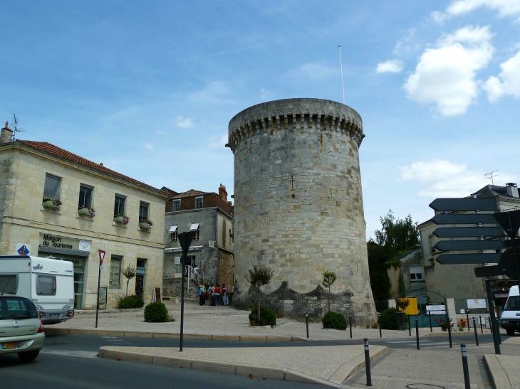 La Tour Mataguerre est une tour de fortification française datant du XIII° - Périgueux