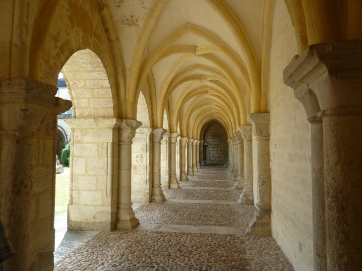 Une des quatres galeriesdu cloître - Périgueux