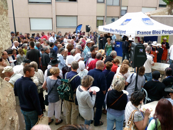 Omelette-geante-pour-les-30-ans-de-france-bleu-perigord-place-de-la-gaite - Périgueux