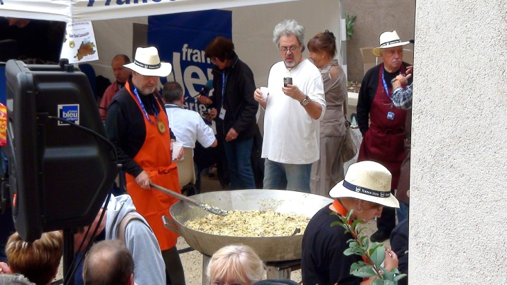 Omelette-geante-pour-les-30-ans-de-france-bleu-perigord-place-de-la-gaite - Avec Gérard HERNANDEZ - Périgueux