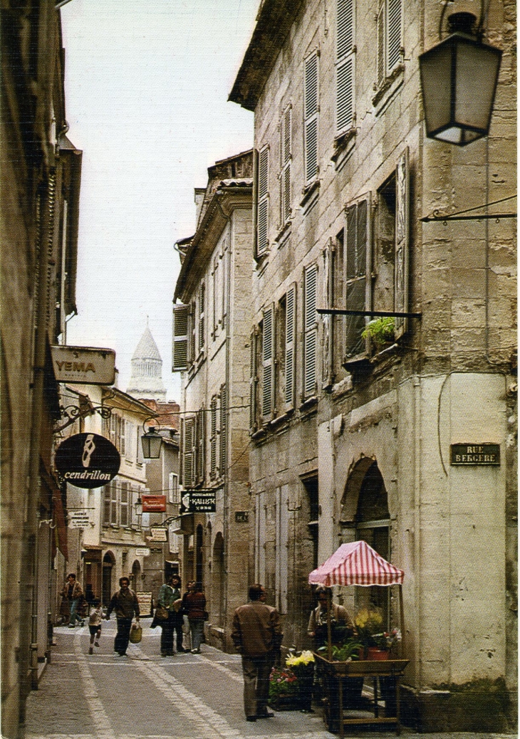 Rue Limogeane ( carte postale de 1990) - Périgueux