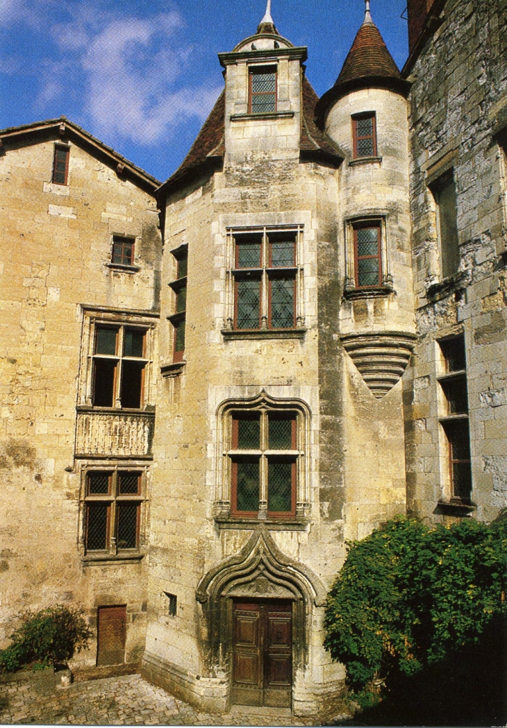 L'Hôtel Gamenson ou Logis Saint-Front - La Tour d'escalier polygonale réunit deux corps de logis (XV° au XVIII°) percés de baies à meneaux (carte postale de 1980) - Périgueux