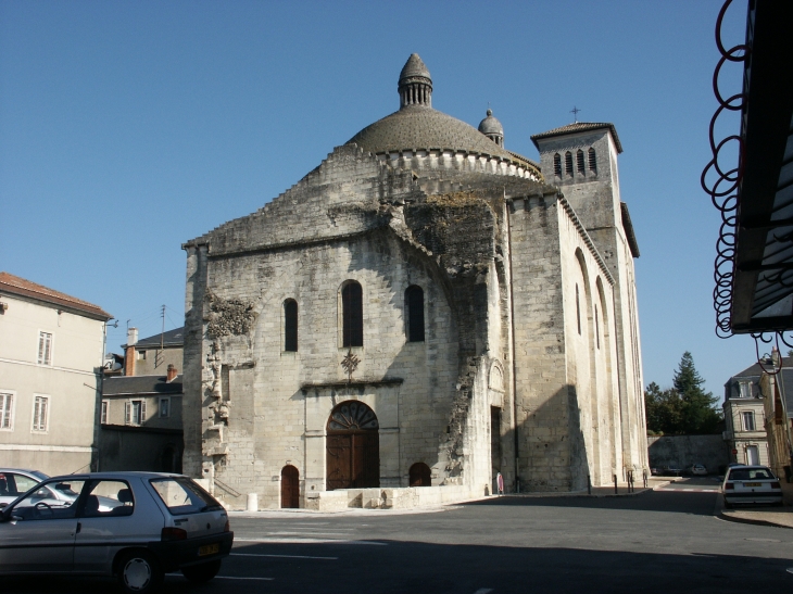 L'église Saint-Etienne-de-la-Cité, ou l'ancienne cathédrale Saint-Etienne-de-la-Cité, est la première cathédrale catholique romaine de Périgueux. De style roman. Début construction : XIe siècle. Fin des travaux : XIIe siècle.