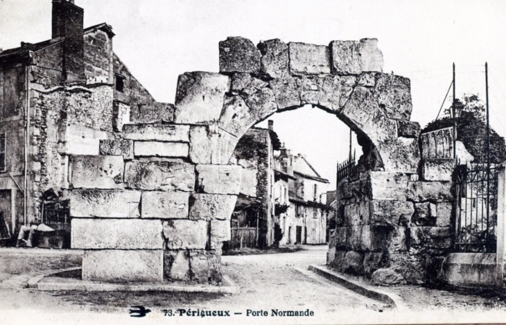 Porte normande, vers 1920 (carte postale ancienne). - Périgueux