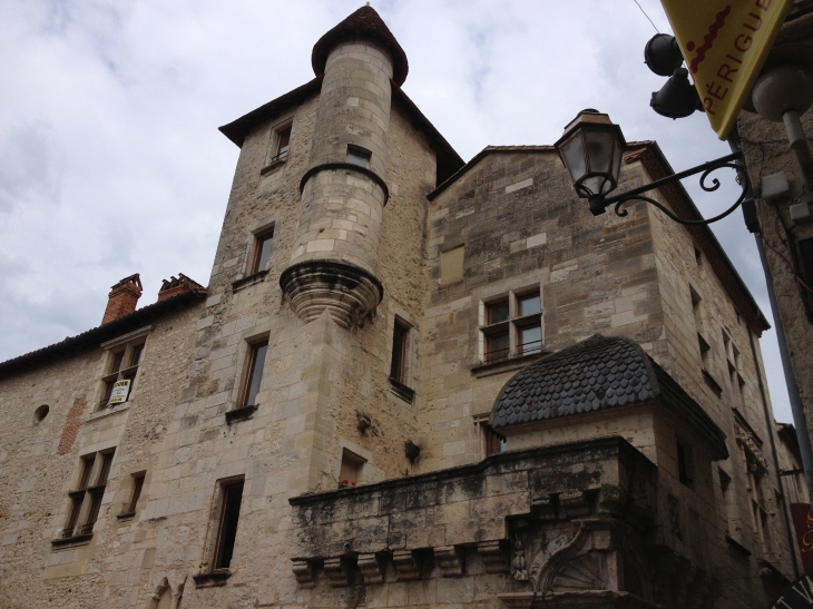 A travers les rues médiévales. - Périgueux