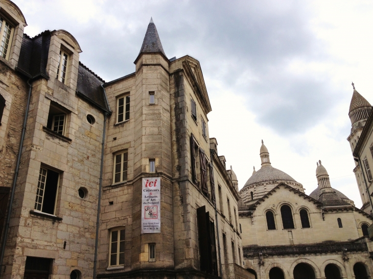 A travers les rues médiévales. - Périgueux