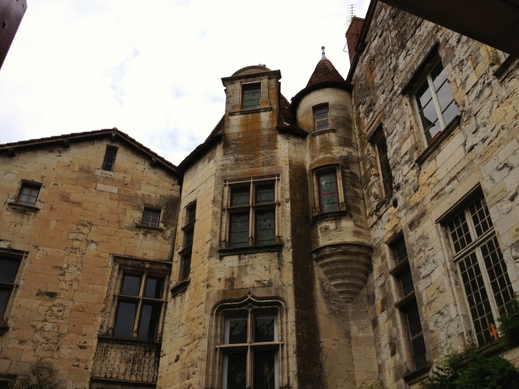 A travers les rues médiévales. - Périgueux