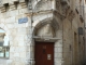 Photo suivante de Périgueux Rue Saint-louis, la Maison du Pâtissier - Porte renaissance du XVIe siècle, elle est surmontée d'une coquille annonçant les pèlerinages.