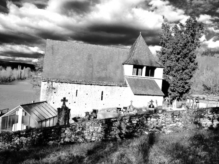 L'église Saint Pierre de Peyzac 13/17ème entourée du cimetière. - Peyzac-le-Moustier