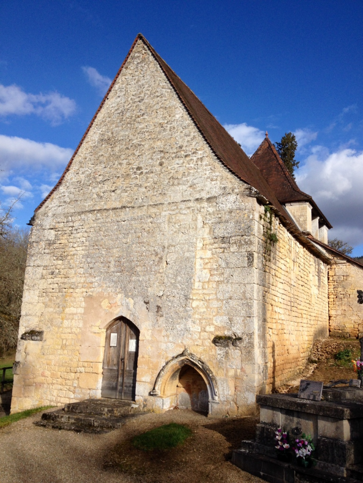 La façade de l'église de Peyzac et son enfeu (monument funéraire). - Peyzac-le-Moustier